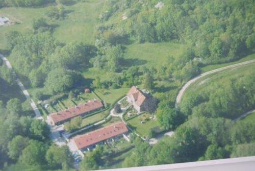 der Blick von oben - Gutshof am kleinen Kreidebruch mit vierzehn Mietern Zehn Einfamilienreihenmittelhäusern auf der Insel Rügen Wohnparadies und Ferienparadies