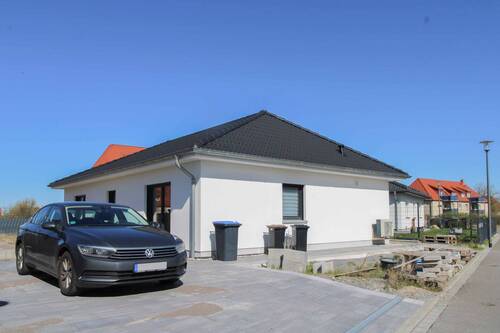 Ansicht - Modernes Wohnen auf einer Ebene - Stilvoller Neubau-Bungalow in ruhiger Lage