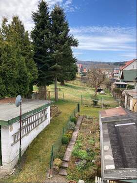 Blick in den Garten mit Beetbereich - 7 Zimmer Doppelhaushälfte zum Kaufen in Brotterode-Trusetal