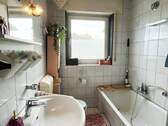 Badezimmer mit Dusche + Badewanne - 
