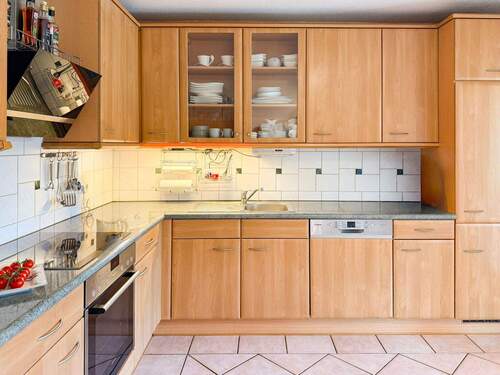 Große Küche mit Einbauküche - 