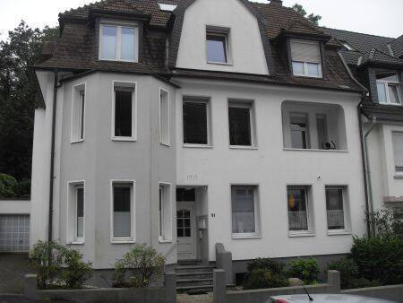 Hausansicht mit Eingangsbereich - Ruhige Singlewohnung mit Terrasse Nähe Stadtpark!
