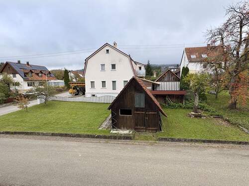 Gegenüberliegendes Grundstück - 