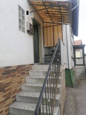 Treppe zum Hauseingang - 5 Zimmer Einfamilienhaus zum Kaufen in Feldatal