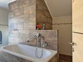 Bad mit Dusche und Wanne - 