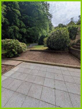 Terrasse mit Blick in den Garten - 