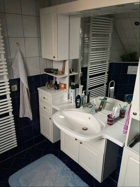 Bad / Sanitärbereich mit Wanne, DU, WC und Waschtisch - Obergeschoss Nebenwohnung - 