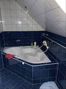 Bad / Sanitärbereich mit Wanne, DU, WC und Waschtisch - Obergeschoss Nebenwohnung - 