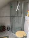 Bad / Sanitärbereich mit Dusche, WC und Waschbecken - Obergeschoss Nebengebäude - 