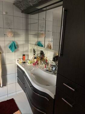 Bad / Sanitärbereich mit Wanne, DU und Waschtisch - Erdgeschoss Hauptwohnung - 
