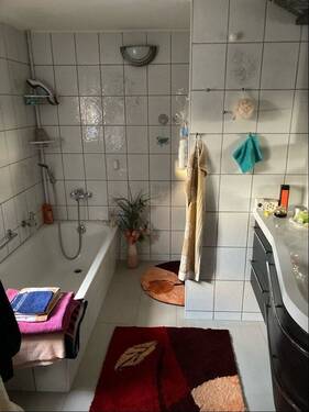 Bad / Sanitärbereich mit Wanne, DU und Waschtisch - Erdgeschoss Hauptwohnung - 