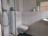 Bad mit Dusche im Erdgeschoss - 