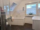 Bad mit Wanne und Dusche im Dachgeschoss - 