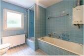 Bad im Dachgeschoss mit Wanne und Dusche.JPG - 