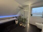 luxuriöses Badezimmer - Obergeschoss - Mehrfamilienhaus, Wohnhaus mit 178,00 m&sup2; in Utendorf zum Kaufen