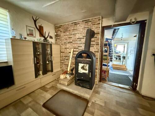 Gemütlicher Wohnbereich mit Kaminofen - 4 Zimmer Bauernhaus, Landhaus zum Kaufen in Rastenberg