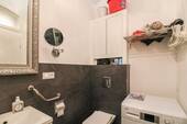 WC und Waschbecken - 