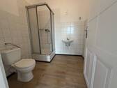 Bad - Frisch renovierte kleine Dachgeschosswohnung