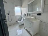 Bad mit Dusche - 