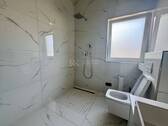 Bad mit Dusche - 