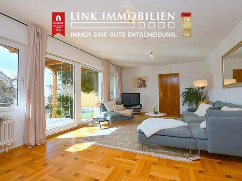 Titelbild - Familienparadies mit Sonnengarten, XXL-Terrasse sowie zwei Stellplätzen in Ditzingen-Heimerdingen!