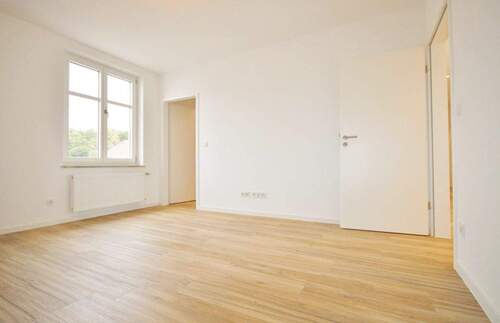 Schlafzimmer mit Zugang zum Ankleidezimmer - 