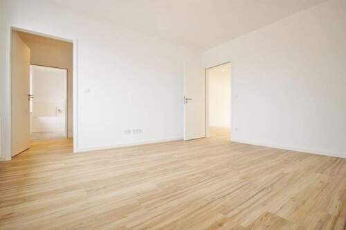 Schlafzimmer mit Zugang zum Ankleidezimmer - 