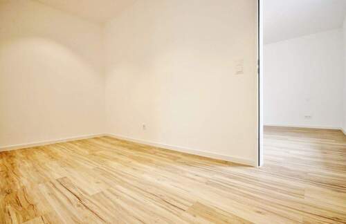 Ankleidezimmer mit Zugang zum Schlafzimmer - 