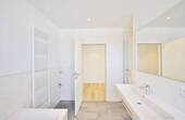 Tageslichtbadezimmer mit hochwertiger, designorientierter Ausstattung - 