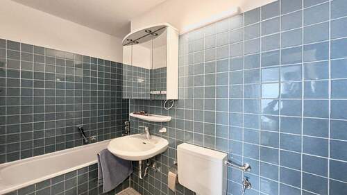 Badezimmer 1 aktuell - Etagenwohnung mit 129,00 m&sup2; in Bergisch Gladbach zum Kaufen