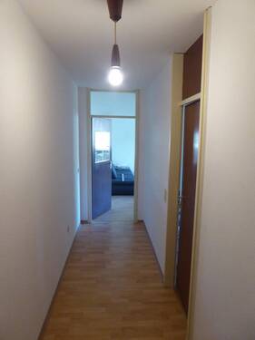 Flur Richtung Wohnzimmer - 