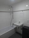 Waschbecken und Badewanne - 