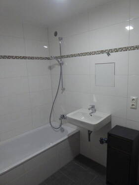 Waschbecken und Badewanne - 