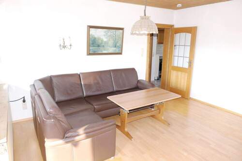 04-Wohnzimmer - Etagenwohnung mit 65,60 m² in Bad Tölz zum Kaufen