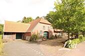 Bild 1 - Ehemaliges Bauernhaus mit sanierter Wohnung und Ladenlokal (in der Diele) in Ortskernlage von Apen!