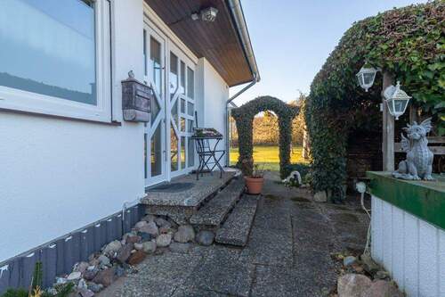 Hauseingang mit Fahrradstellplatz - 