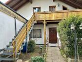 Hauseingang und separter Zugang zum Dachgeschoss - 