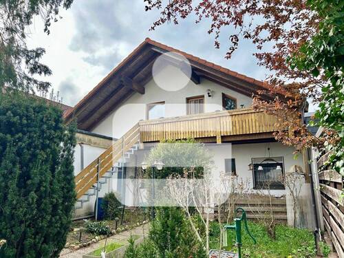 Titel - Wohnhaus mit Ausbaupotenzial...Solides EFH mit Garage in Hemhofen