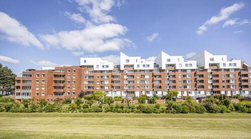 Titelbild - Gepflegte 2,5-Zimmer-Etagenwohnung mit Balkon und Meerblick - Beste Lage direkt an der Nordsee