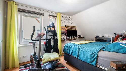 1. OG Schlafzimmer 1 - 