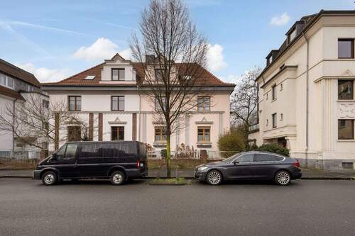 Hausansicht Front - Städtisch im Grünen - Altbauwohnung mit großem Garten und viel Privatsphäre im Zweiparteienhaus!