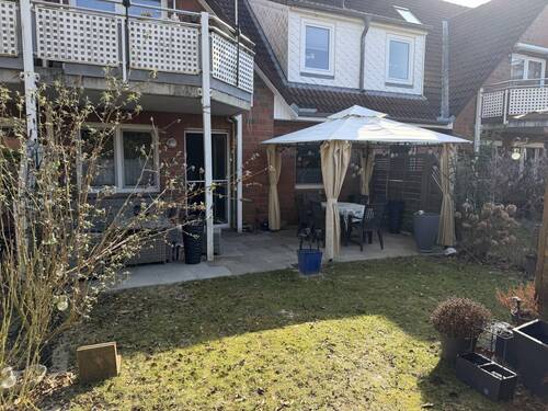 Blick vom Garten zur Terrasse - 
