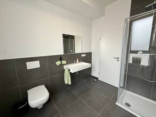 Badezimmer mit Regendusche und Tageslichtfenster - 