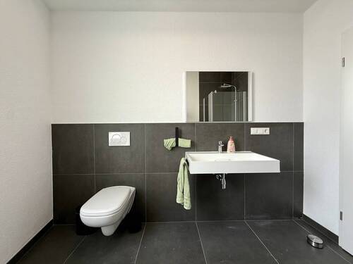 Badezimmer mit Regendusche und Tageslichtfenster - 