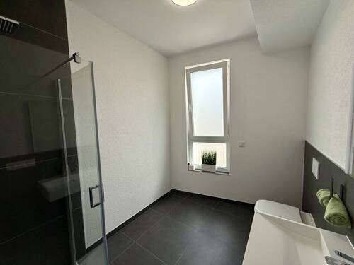 Badezimmer mit Regendusche und Tageslichtfenster - 