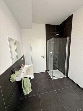 Badezimmer mit Regendusche und Tageslichtfenster - 