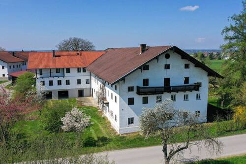 Ansicht von Osten - 2 Zimmer Bauernhaus, Landhaus zum Kaufen in Griesstätt