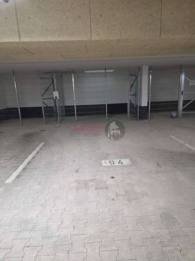 Tiefgaragenstellplatz mit abschließbaren Stauraum - 