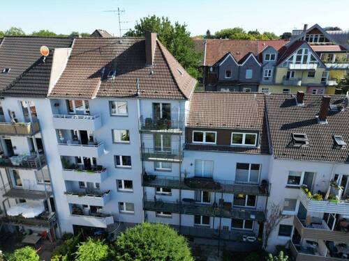 Rückseite mit Balkon - 2 Zimmer Etagenwohnung in Essen