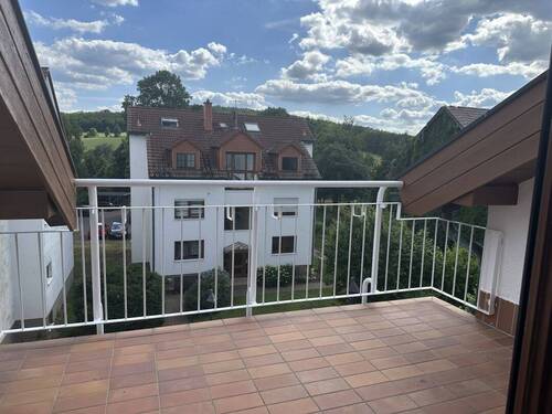 Balkon - Blick ins Grüne - solide 3-Raum-Eigentumswohnung mit geräumigen Balkon und Stellplatz